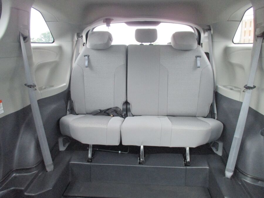 2022 Toyota Sienna LE - Photo 9