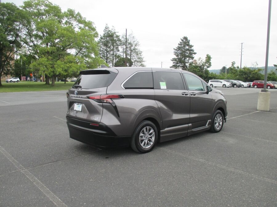 2022 Toyota Sienna LE - Photo 6