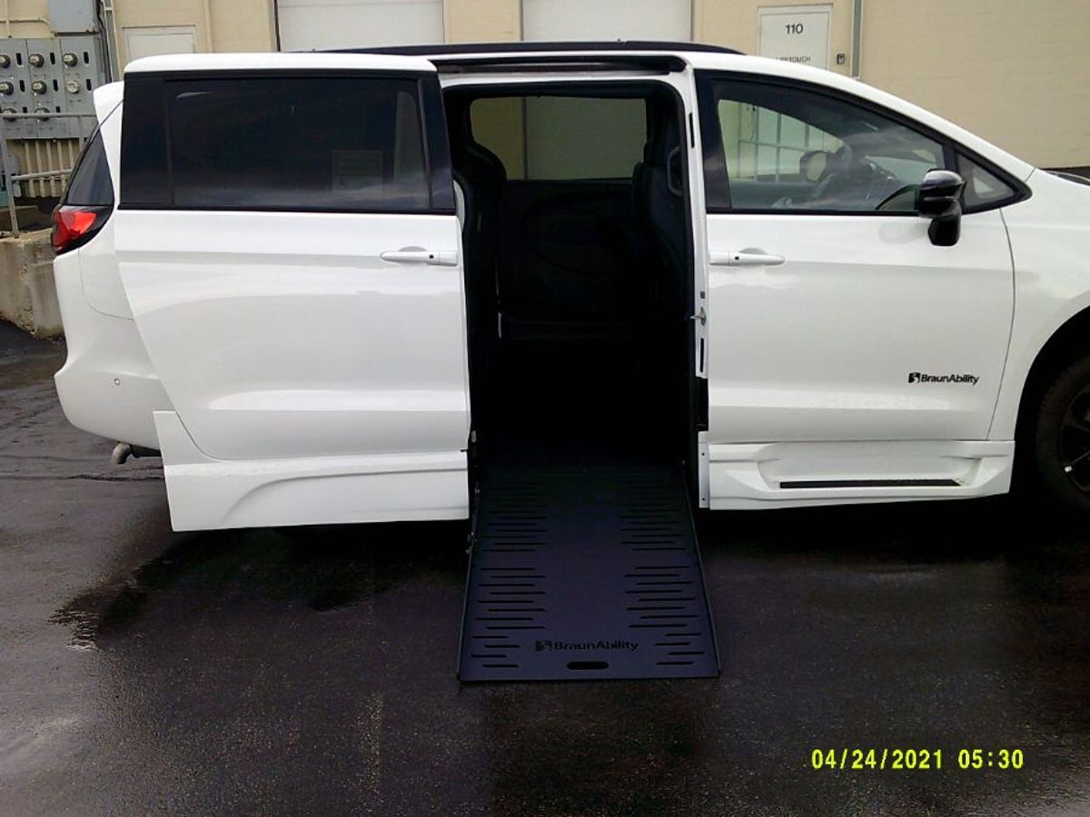 2024 Chrysler Pacifica Touring L - Photo 10