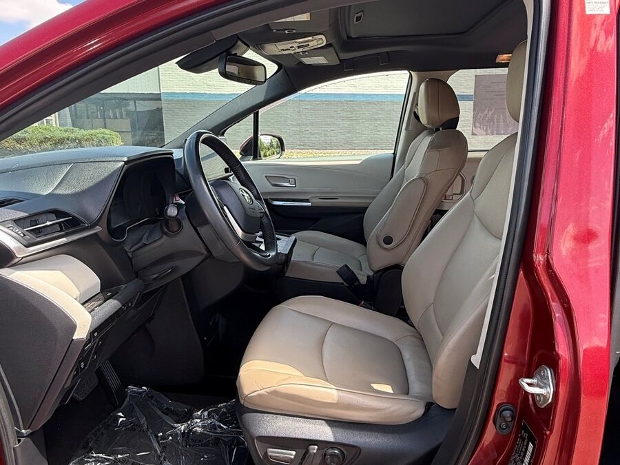 2021 Toyota Sienna XLE - Photo 22