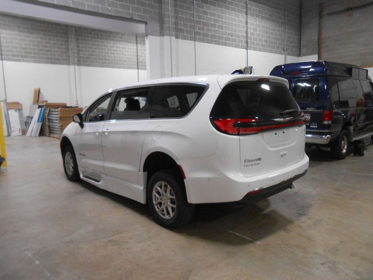 2024 Chrysler Pacifica Touring L - Photo 6