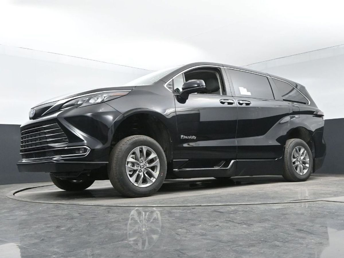 2024 Toyota Sienna XLE - Photo 11