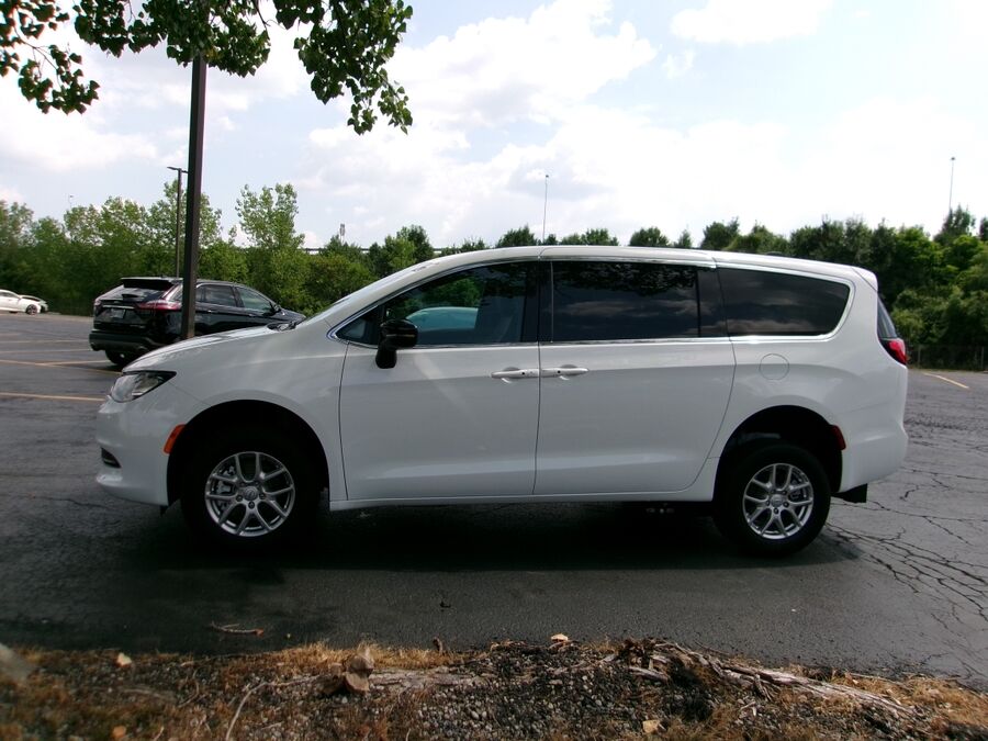 2026 Chrysler Voyager LX - Photo 3