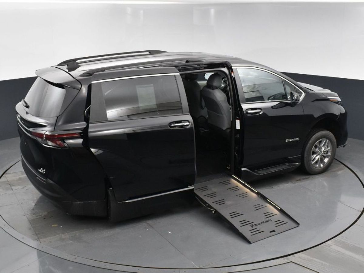 2024 Toyota Sienna XLE - Photo 18