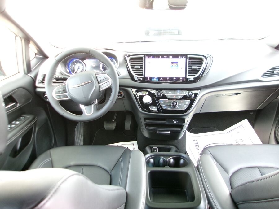 2026 Chrysler Voyager LX - Photo 13
