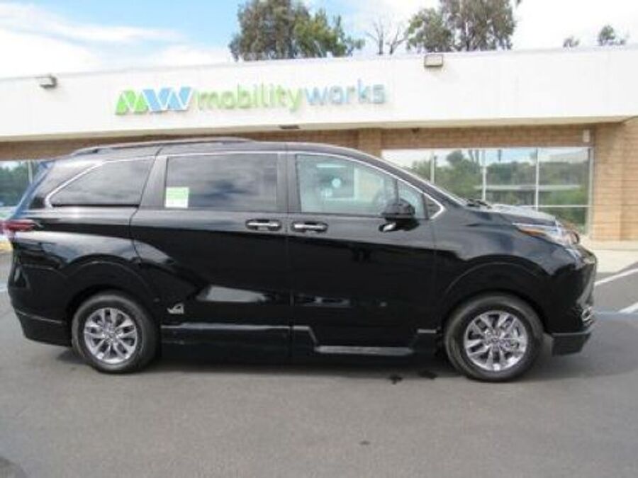 2023 Toyota Sienna XLE - Photo 3
