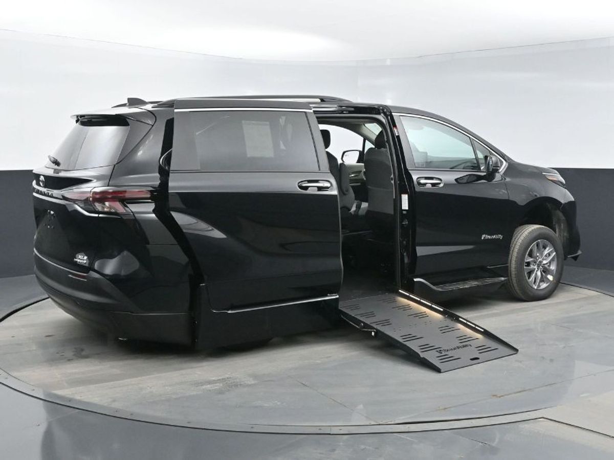 2024 Toyota Sienna XLE - Photo 24