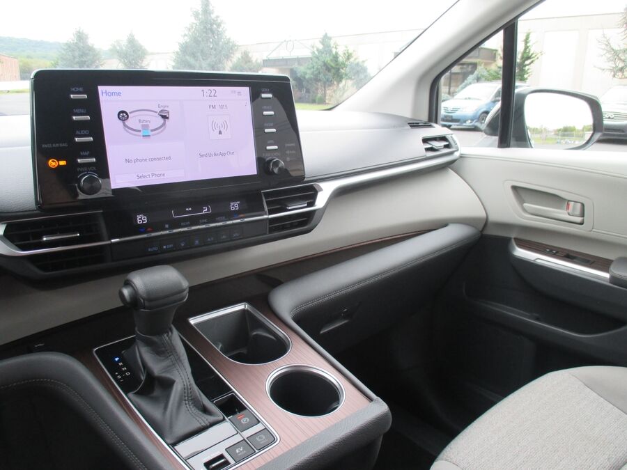 2022 Toyota Sienna LE - Photo 14