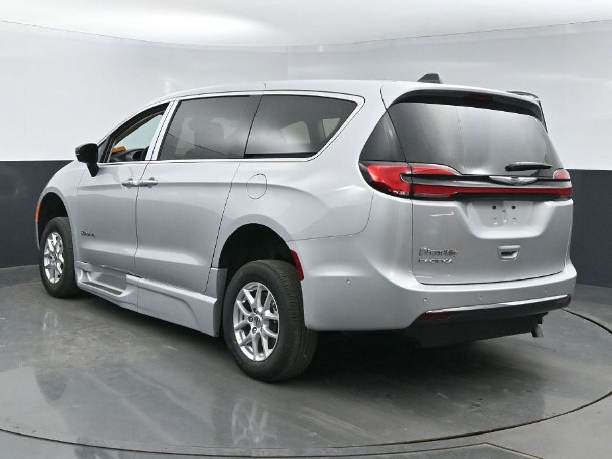 2024 Chrysler Pacifica Touring L - Photo 21