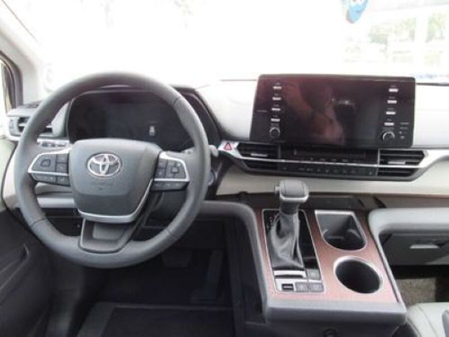 2023 Toyota Sienna XLE - Photo 6