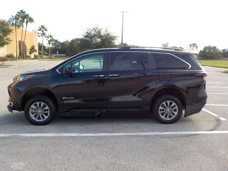 2024 Toyota Sienna XLE - Photo 28