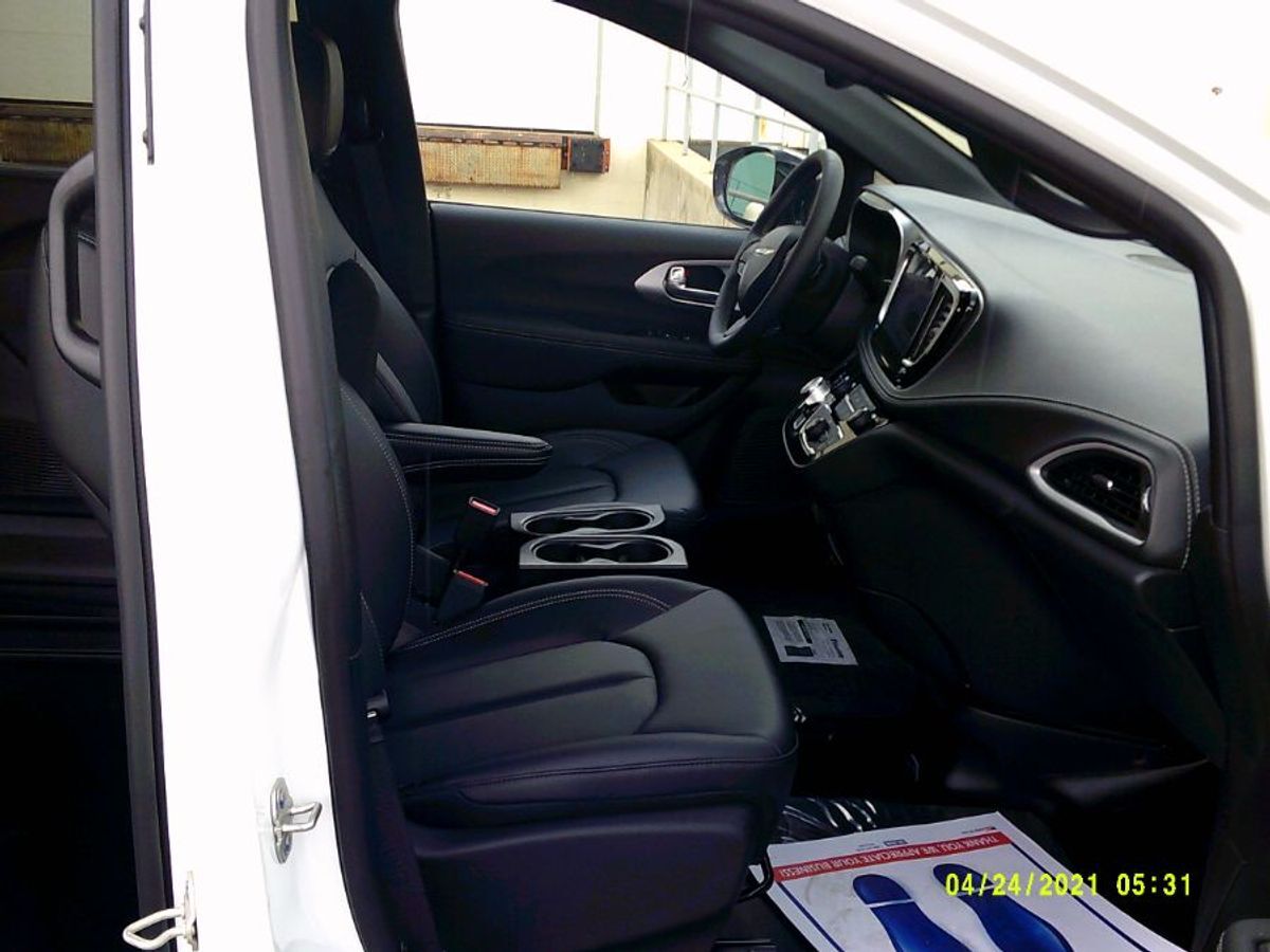 2024 Chrysler Pacifica Touring L - Photo 16