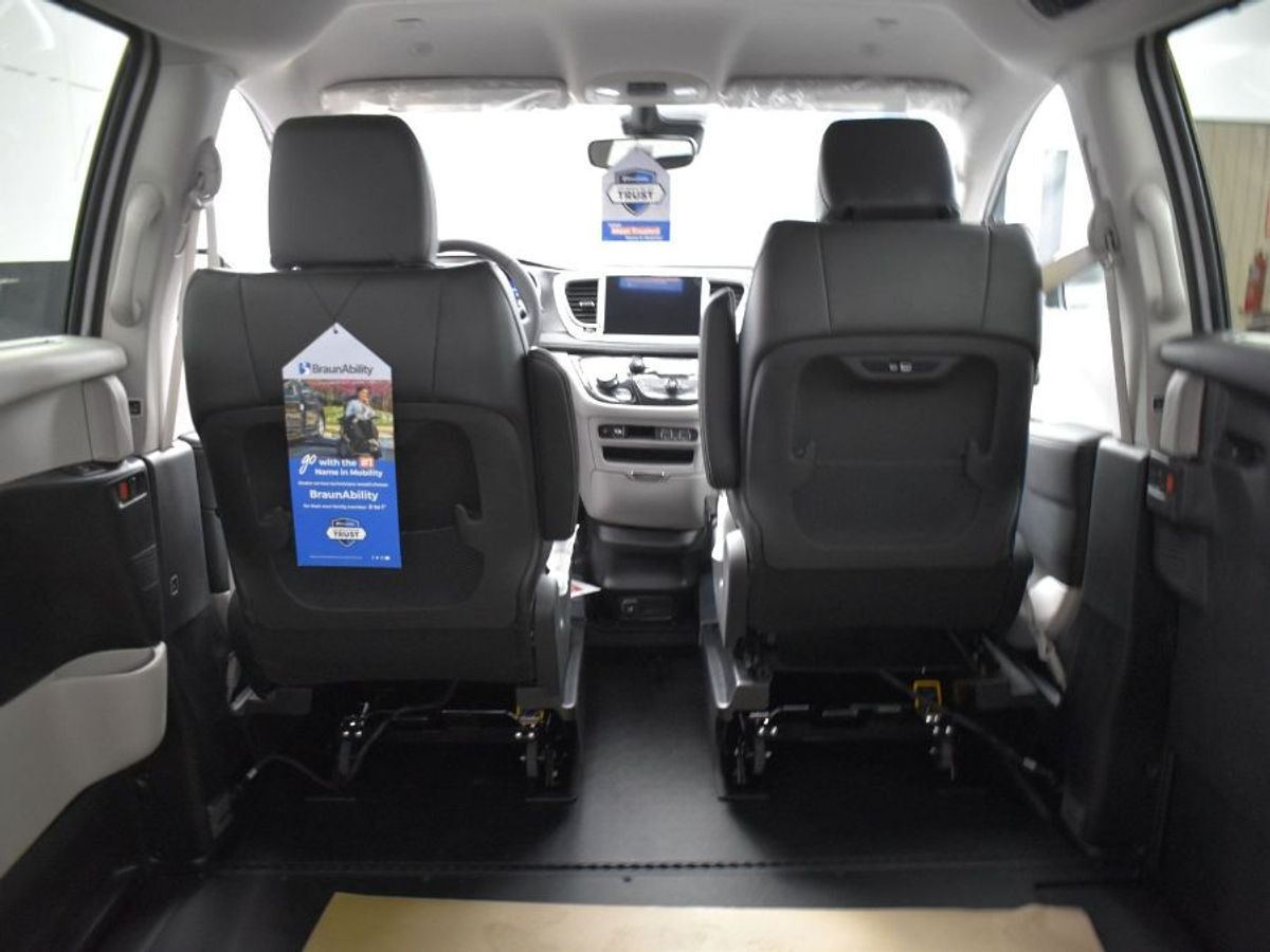 2024 Chrysler Pacifica Touring L - Photo 7