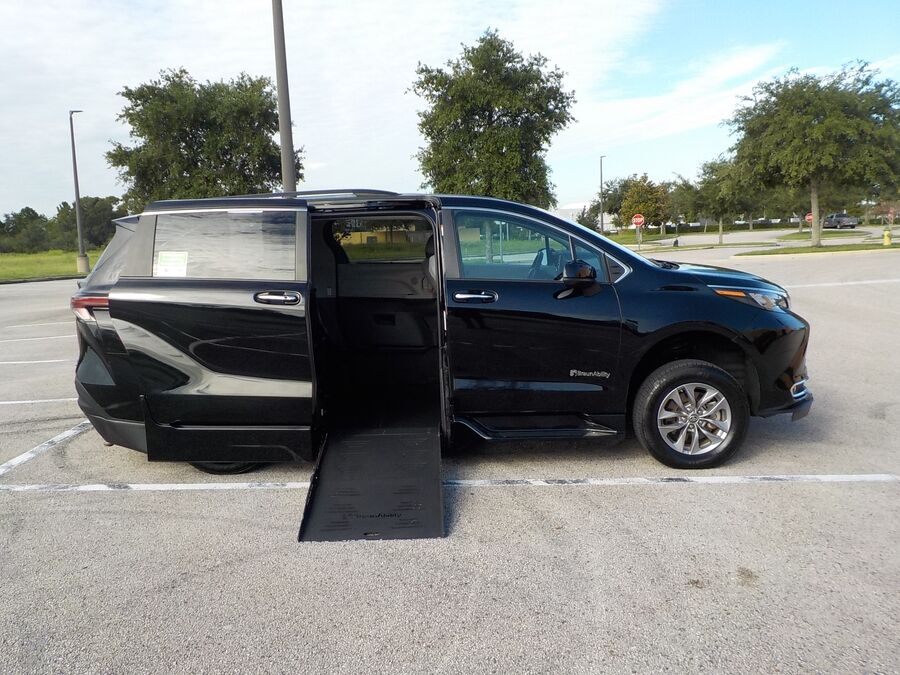 2024 Toyota Sienna XLE - Photo 32
