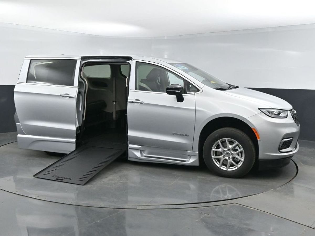 2024 Chrysler Pacifica Touring L - Photo 17