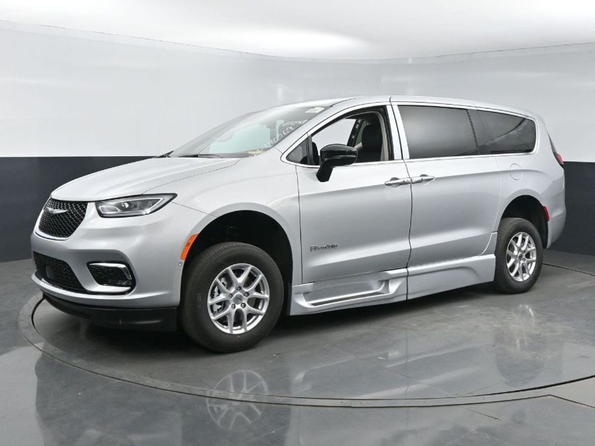 2024 Chrysler Pacifica Touring L - Photo 19