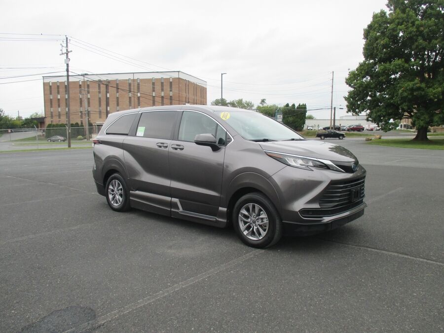 2022 Toyota Sienna LE - Photo 8