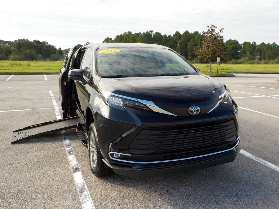 2024 Toyota Sienna XLE - Photo 25
