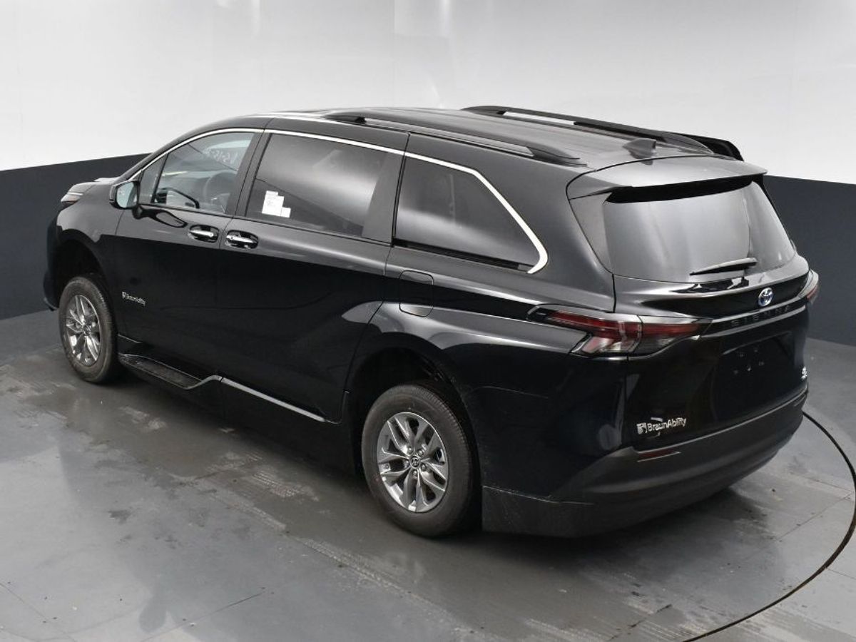 2024 Toyota Sienna XLE - Photo 17