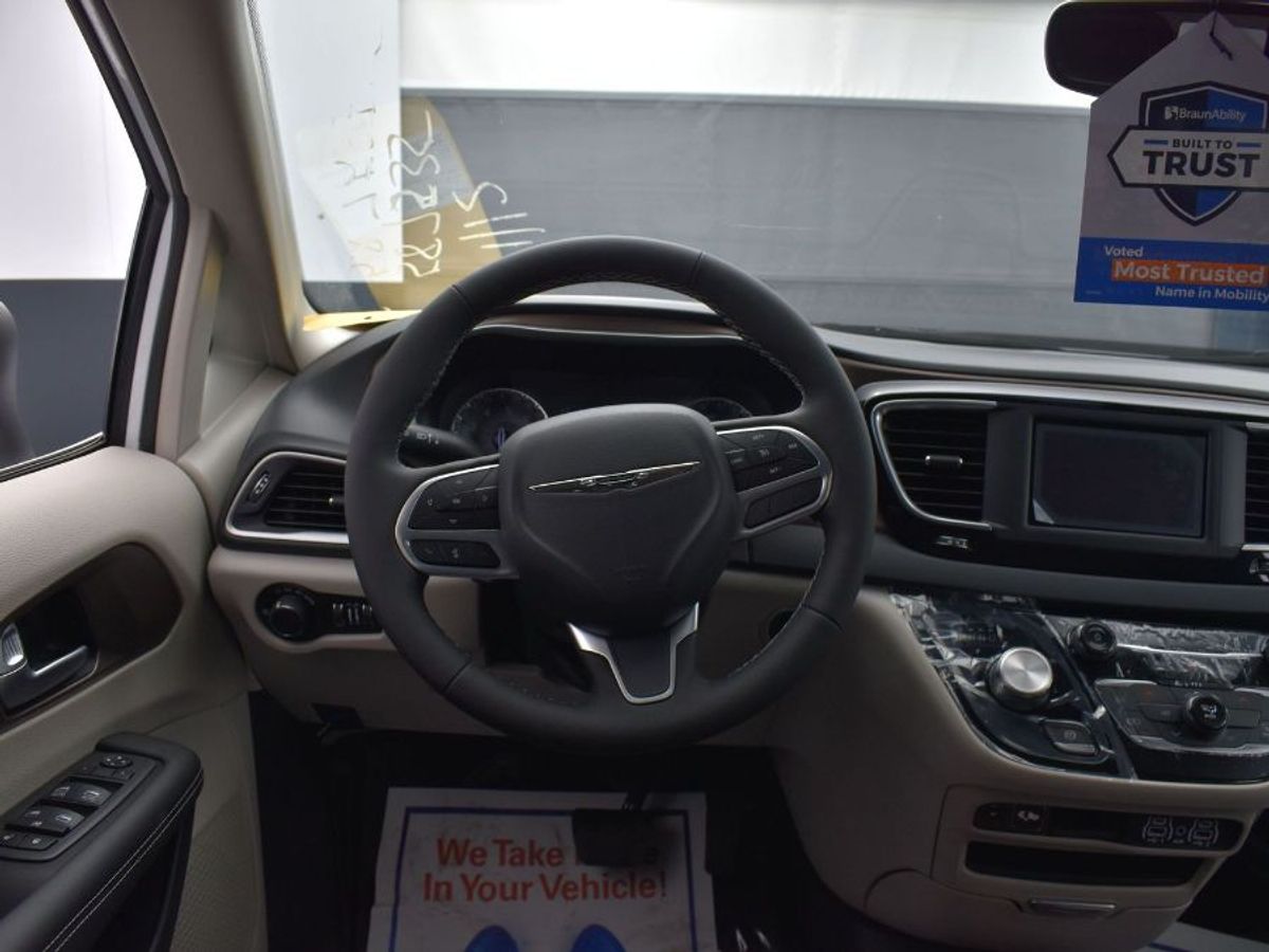 2023 Chrysler Voyager LX - Photo 13