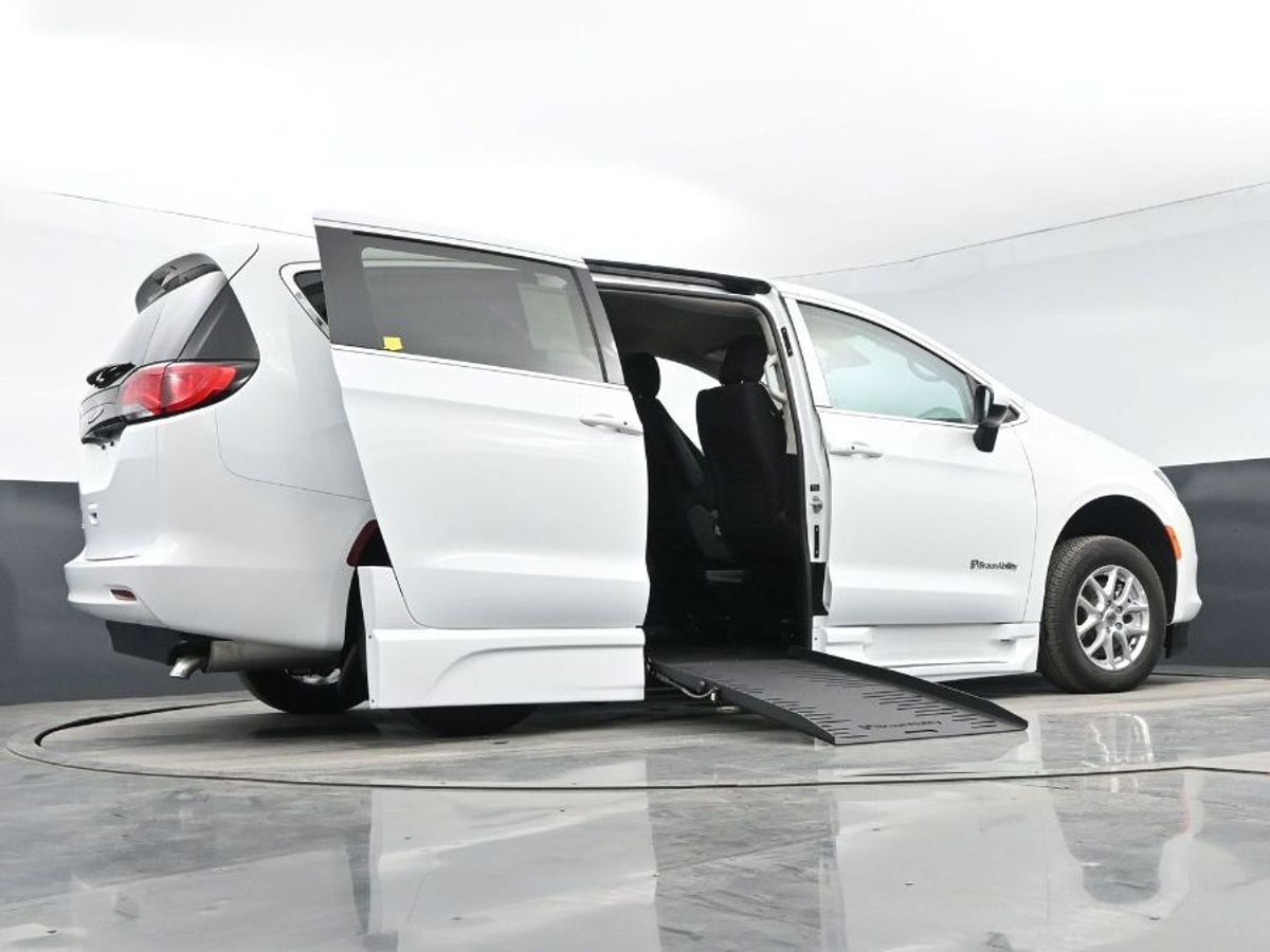 2023 Chrysler Voyager LX - Photo 20