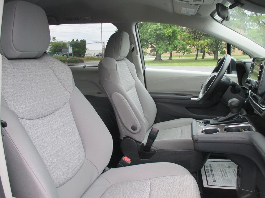 2022 Toyota Sienna LE - Photo 15
