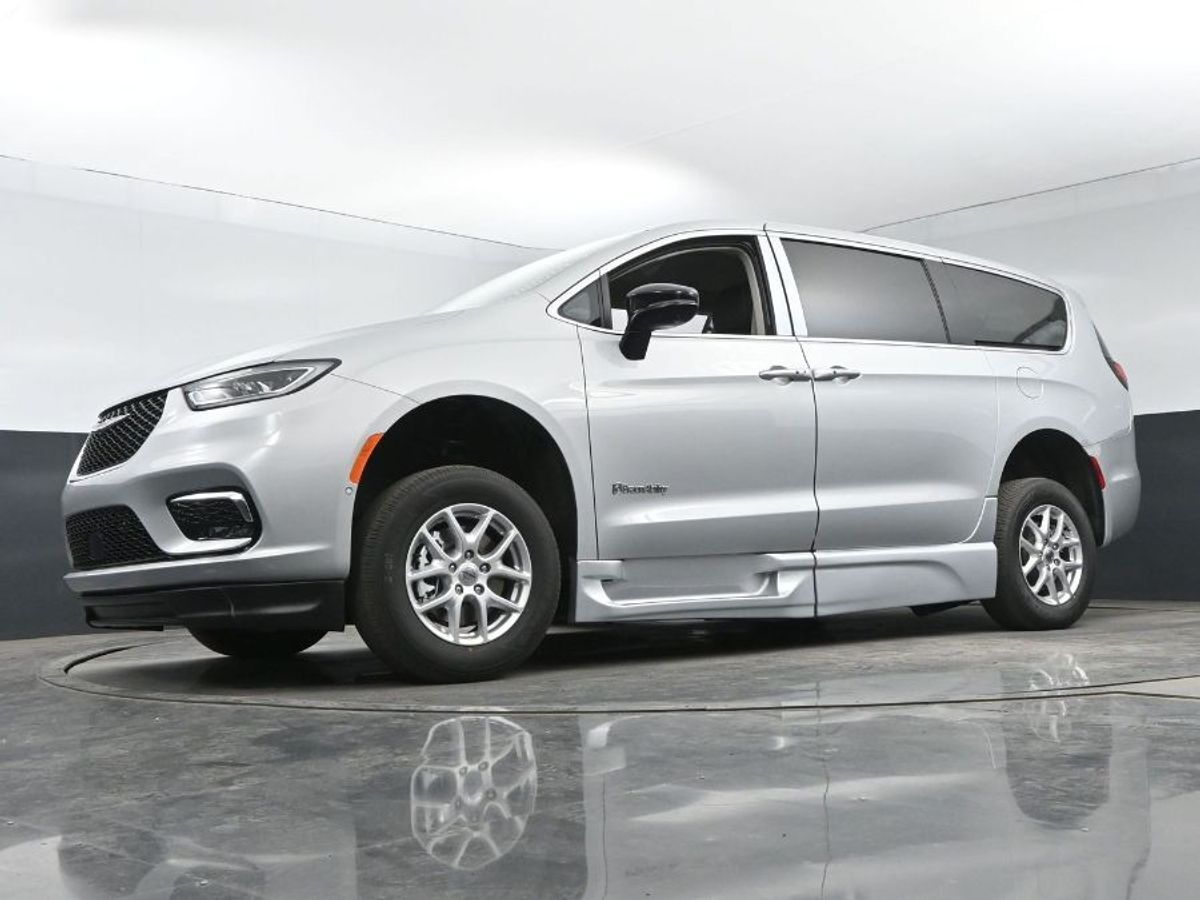 2024 Chrysler Pacifica Touring L - Photo 10