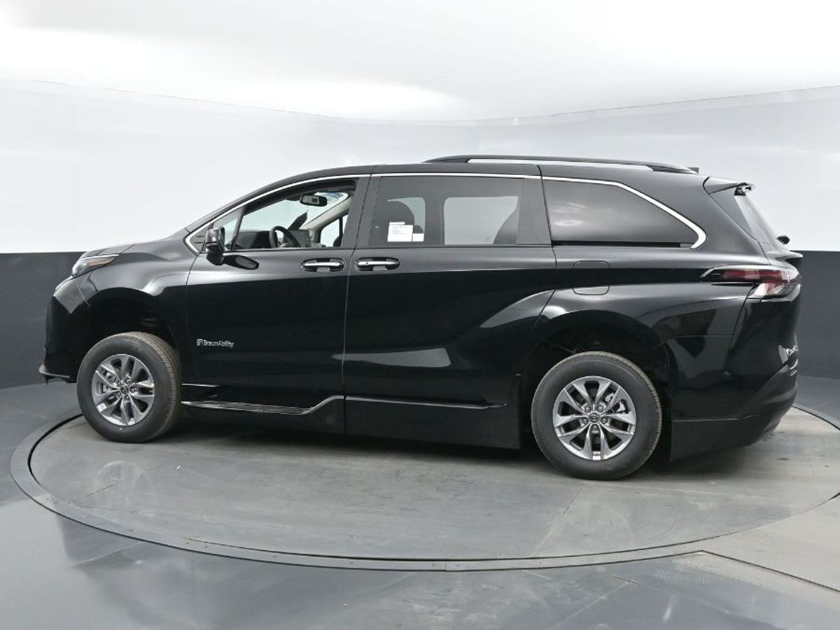 2024 Toyota Sienna XLE - Photo 21