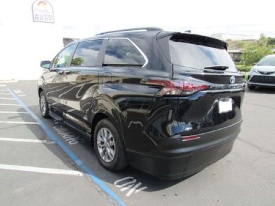 2023 Toyota Sienna XLE - Photo 11