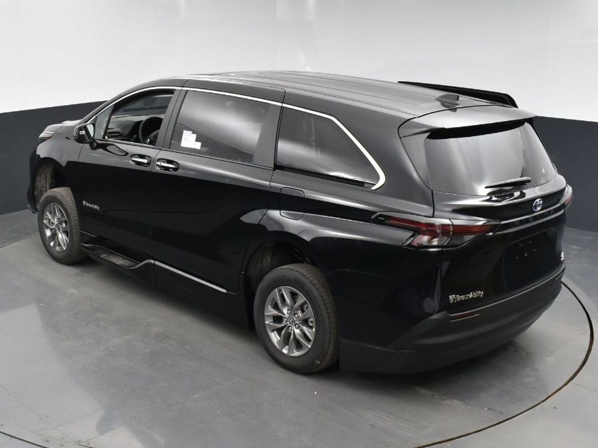 2024 Toyota Sienna XLE - Photo 16