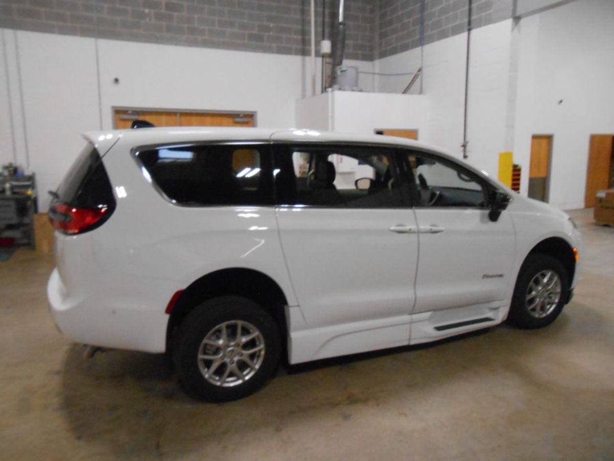 2024 Chrysler Pacifica Touring L - Photo 9