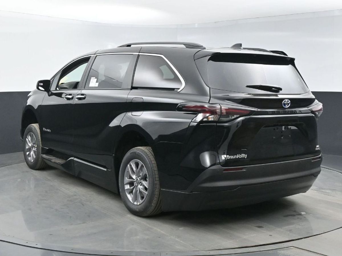 2024 Toyota Sienna XLE - Photo 22