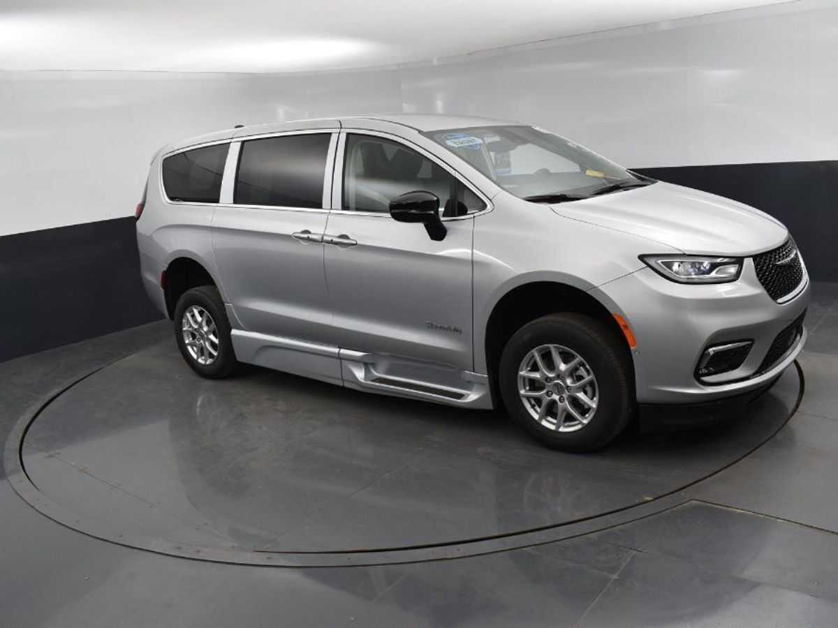 2024 Chrysler Pacifica Touring L - Photo 8