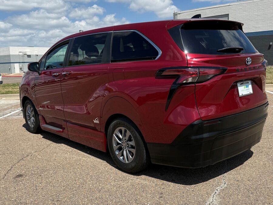 2021 Toyota Sienna XLE - Photo 6