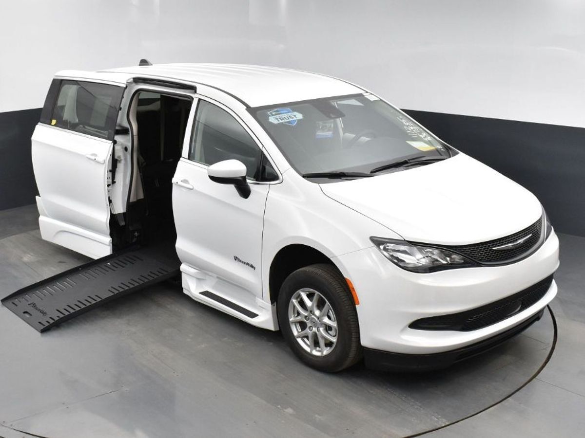 2023 Chrysler Voyager LX - Photo 21