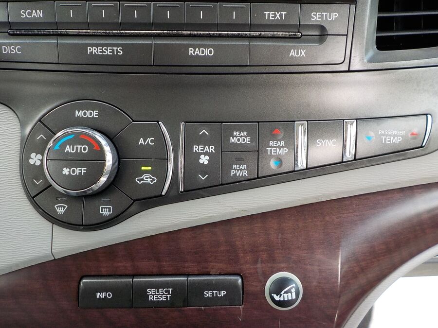 2013 Toyota Sienna XLE - Photo 14