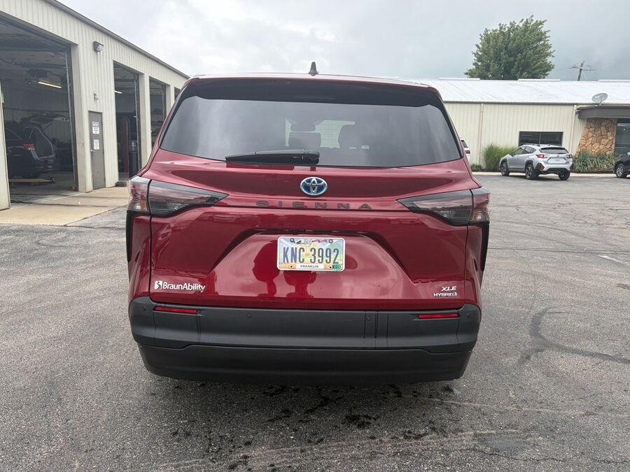 2024 Toyota Sienna XLE - Photo 7