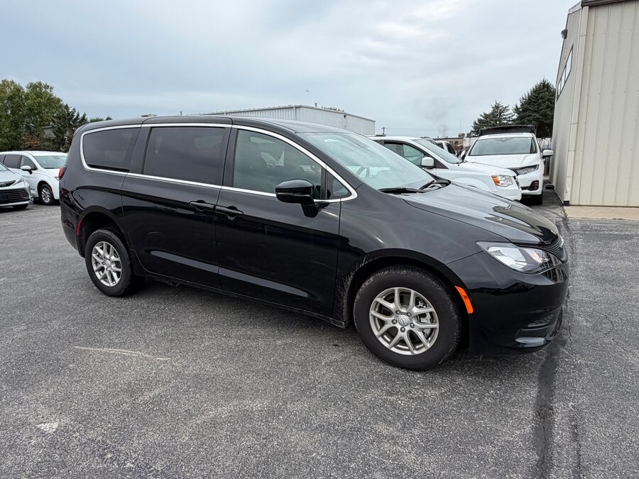 2026 Chrysler Voyager LX - Photo 13