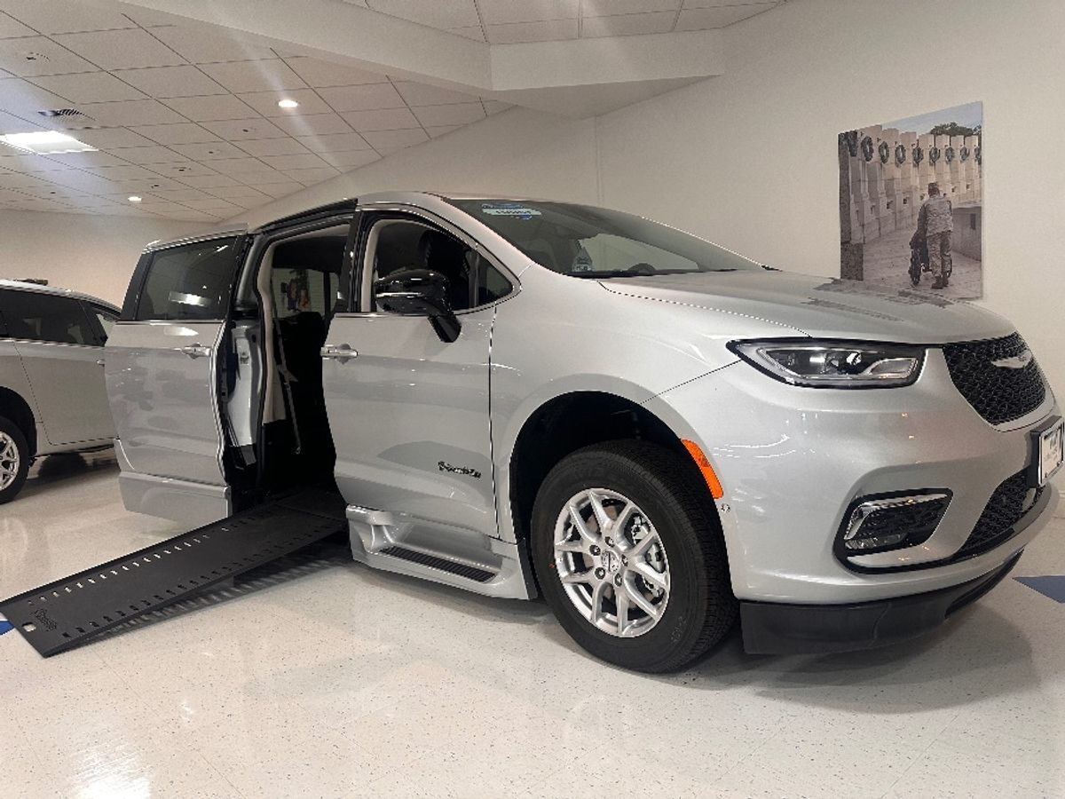 2024 Chrysler Pacifica Touring L