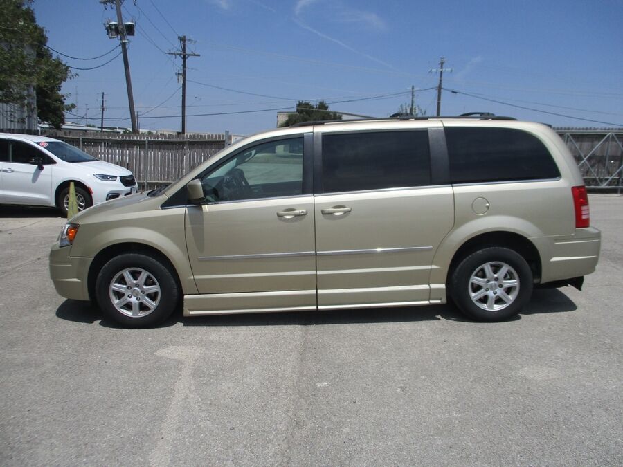 2010 Chrysler Town & Country Touring Plus - Photo 5