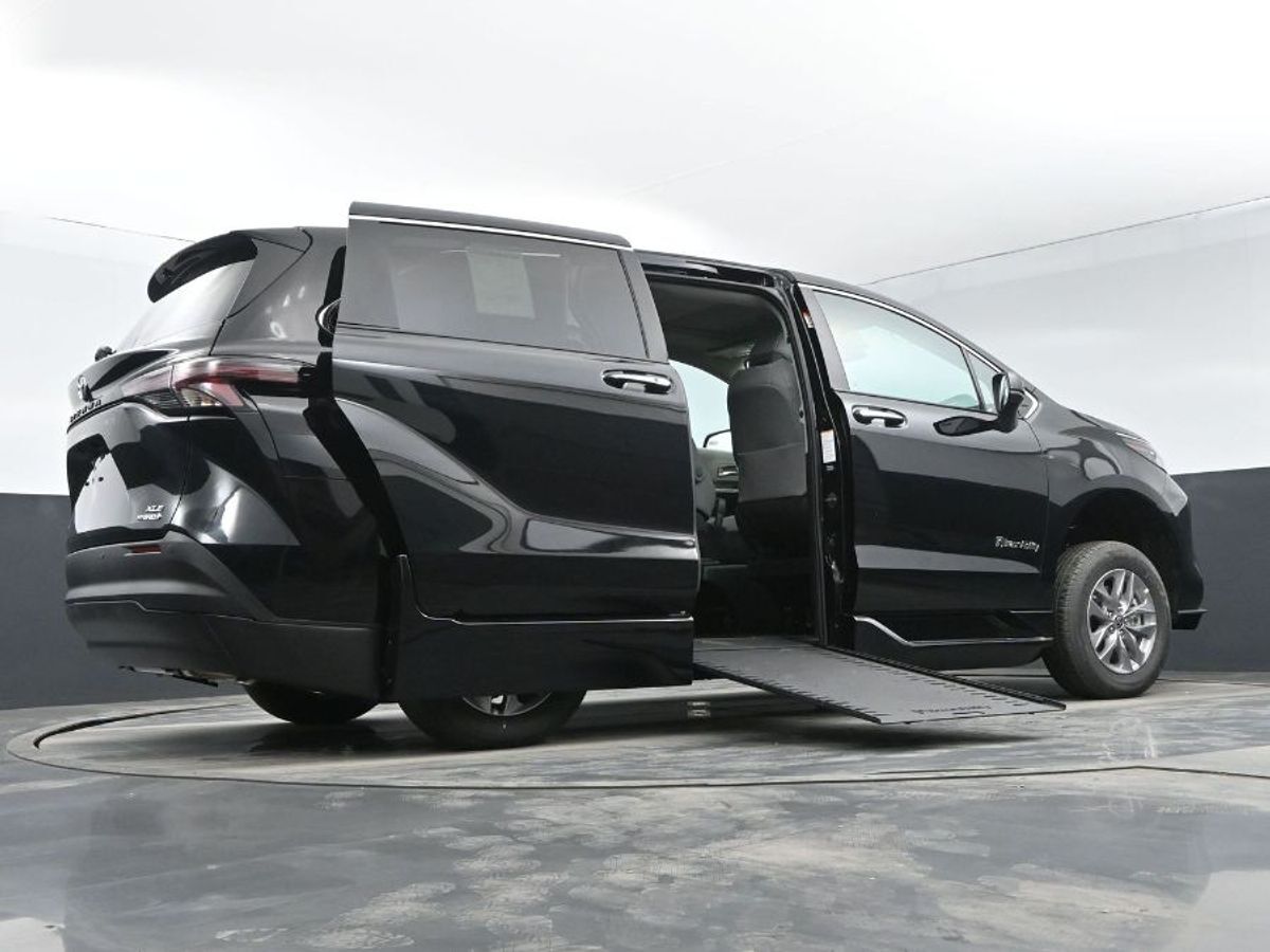 2024 Toyota Sienna XLE - Photo 14