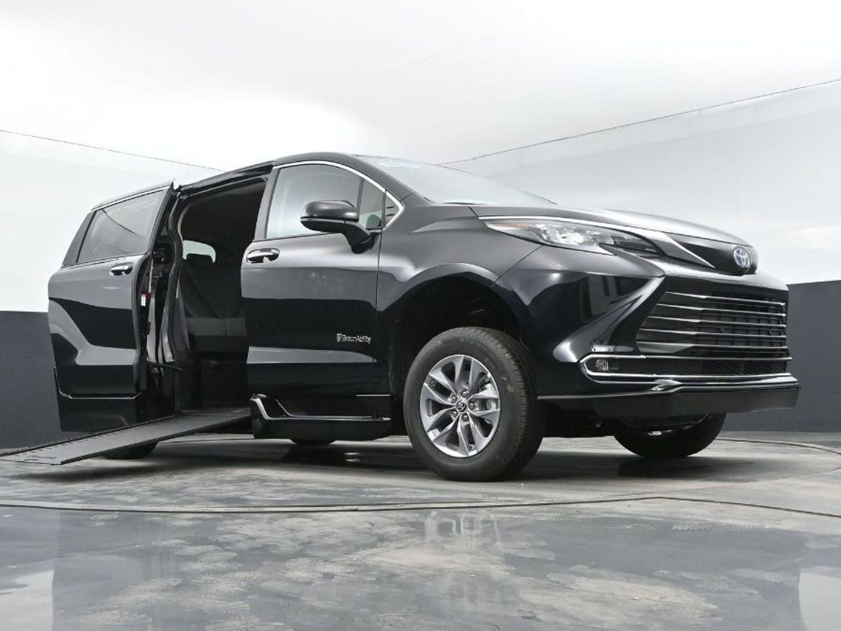 2024 Toyota Sienna XLE - Photo 11