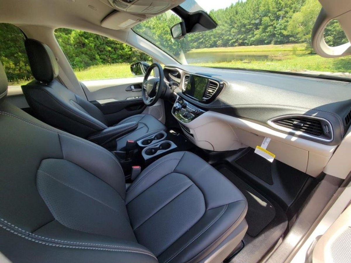 2024 Chrysler Pacifica Touring L - Photo 16