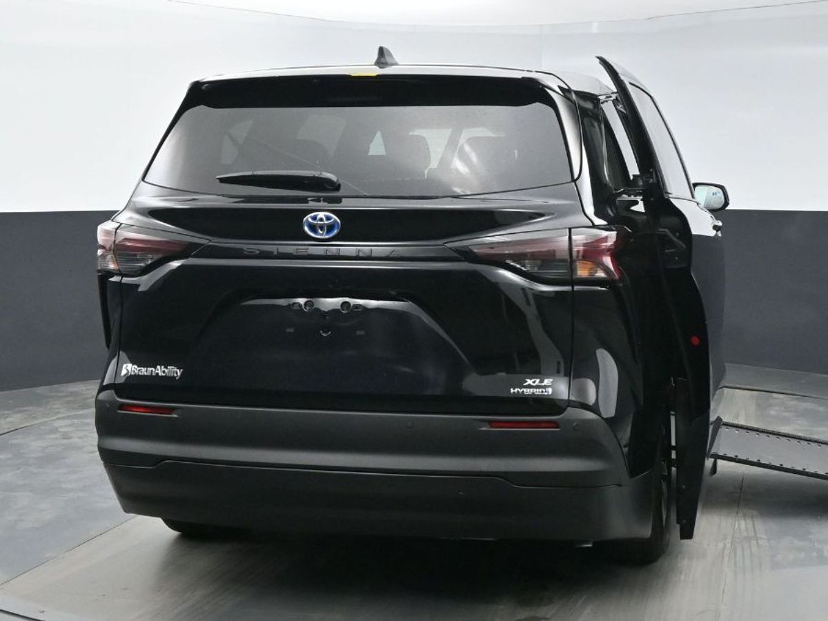 2024 Toyota Sienna XLE - Photo 24