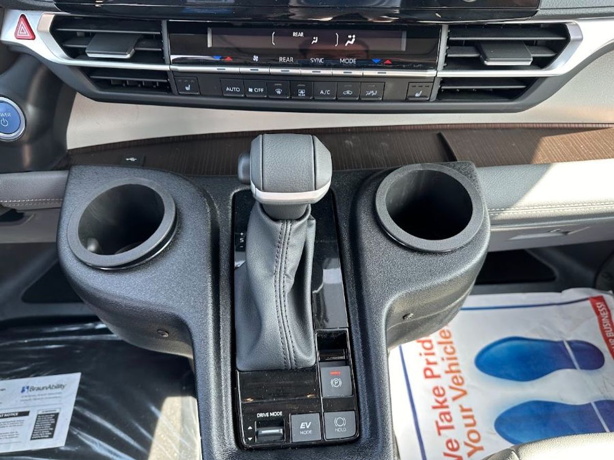 2024 Toyota Sienna XLE - Photo 20