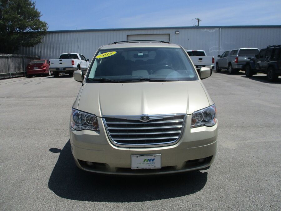 2010 Chrysler Town & Country Touring Plus - Photo 3