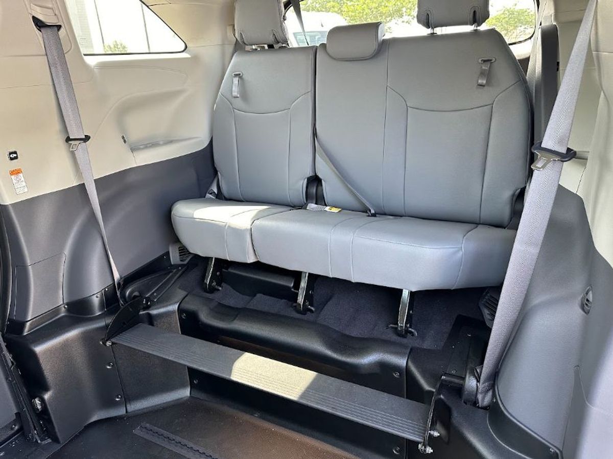 2024 Toyota Sienna XLE - Photo 9
