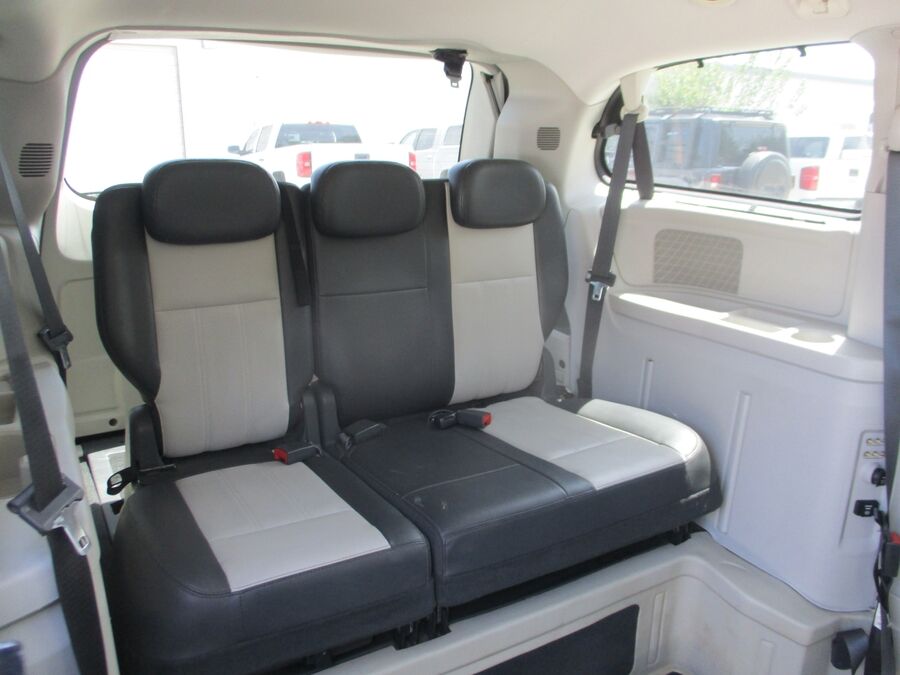 2010 Chrysler Town & Country Touring Plus - Photo 12