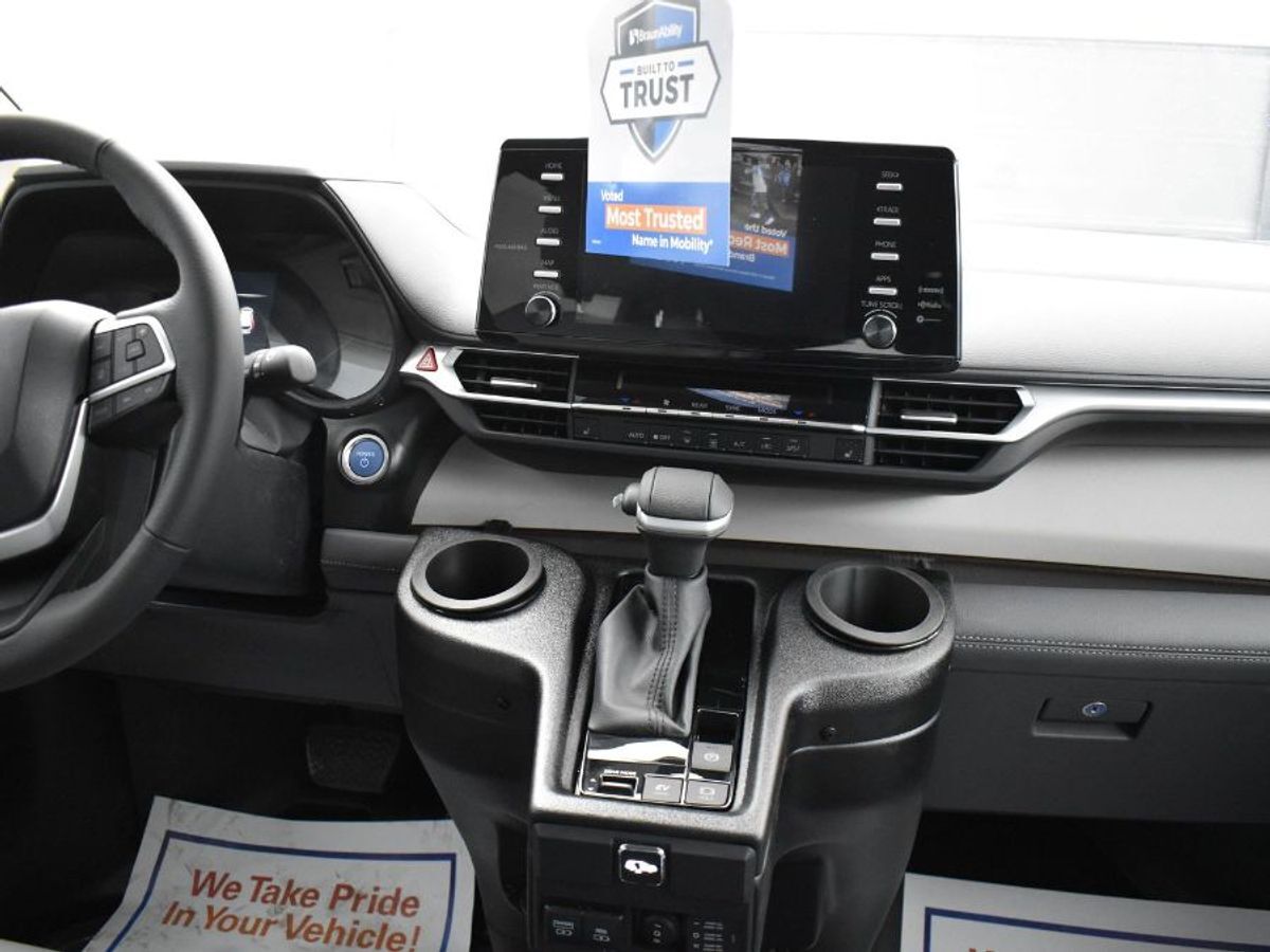 2024 Toyota Sienna XLE - Photo 6
