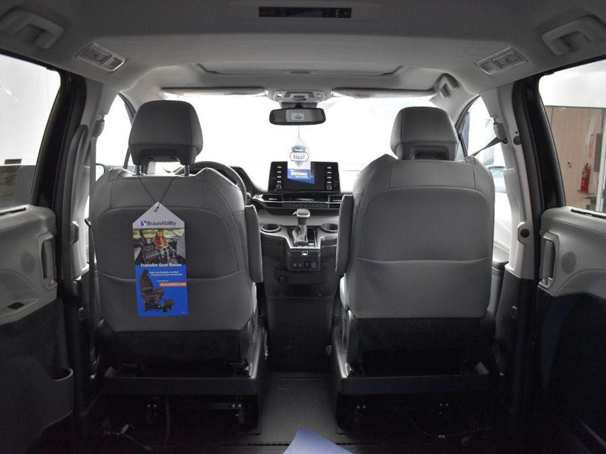 2024 Toyota Sienna XLE - Photo 9
